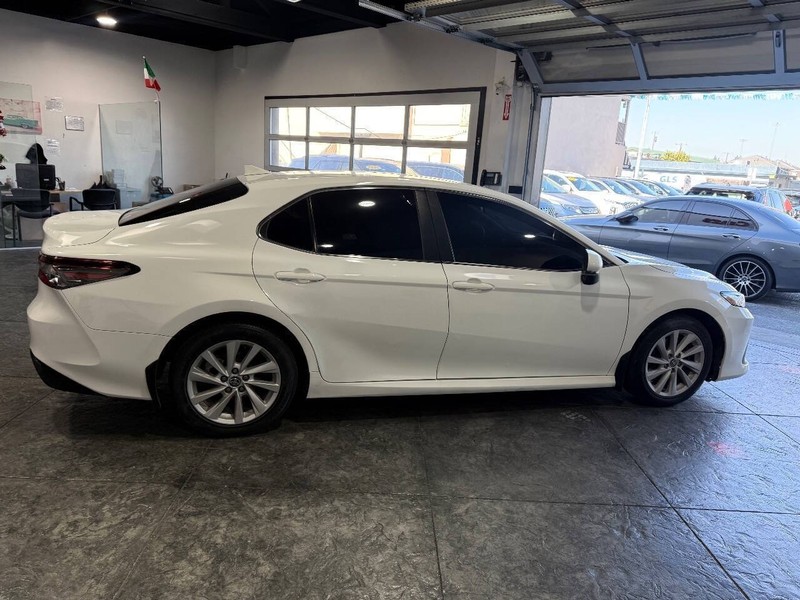 Toyota Camry Vehicle Full-screen Gallery Image 30