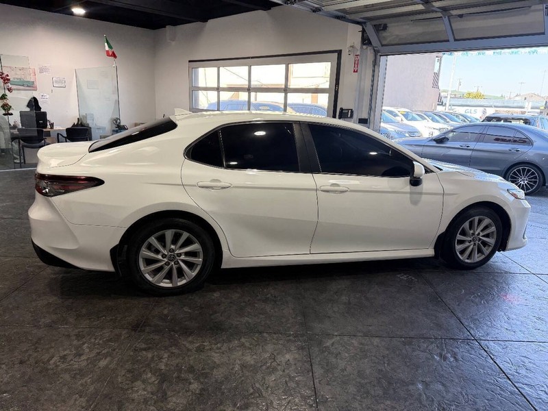 Toyota Camry Vehicle Full-screen Gallery Image 31