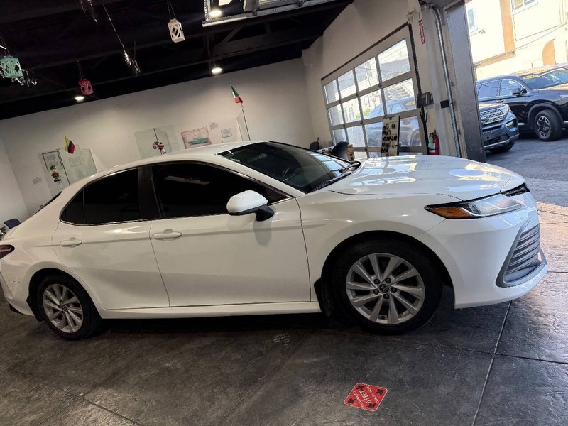 Toyota Camry Vehicle Full-screen Gallery Image 32