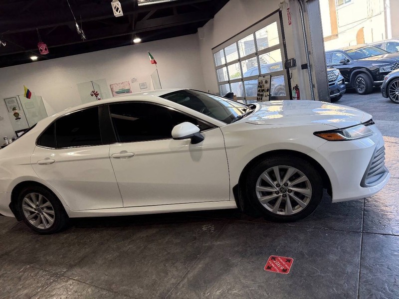 Toyota Camry Vehicle Full-screen Gallery Image 33