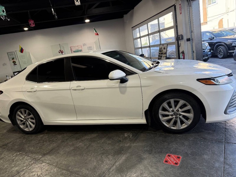 Toyota Camry Vehicle Full-screen Gallery Image 34