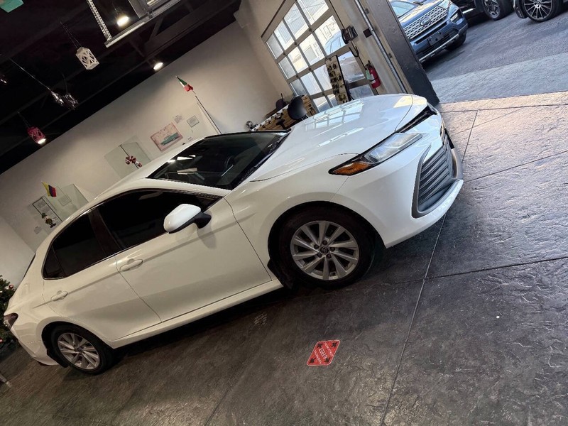 Toyota Camry Vehicle Full-screen Gallery Image 35