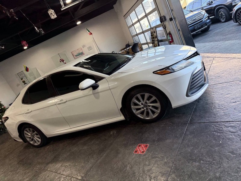 Toyota Camry Vehicle Full-screen Gallery Image 36