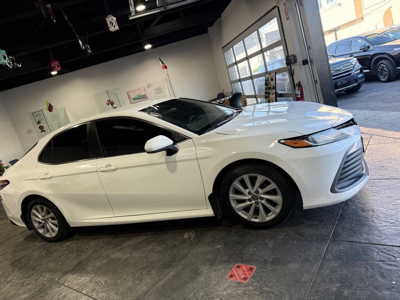 Toyota Camry Vehicle Full-screen Gallery Image 37