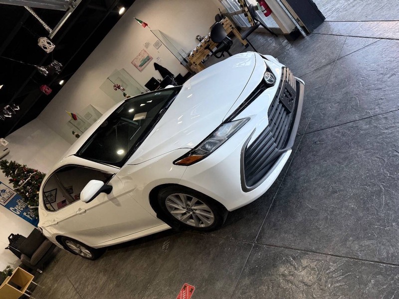 Toyota Camry Vehicle Full-screen Gallery Image 38