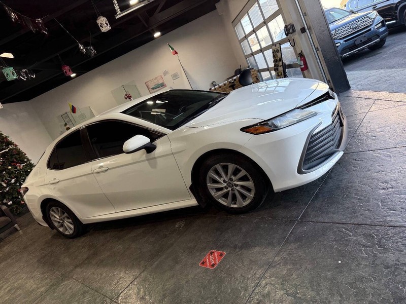 Toyota Camry Vehicle Full-screen Gallery Image 39