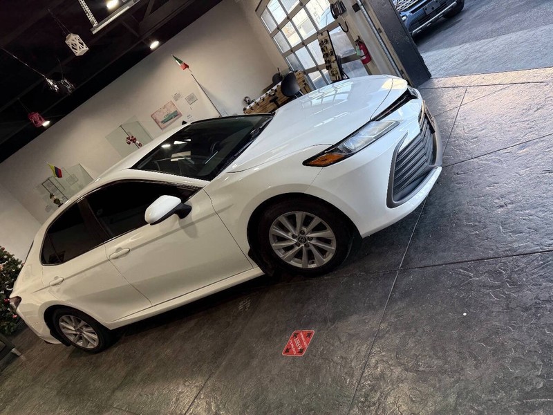 Toyota Camry Vehicle Full-screen Gallery Image 40