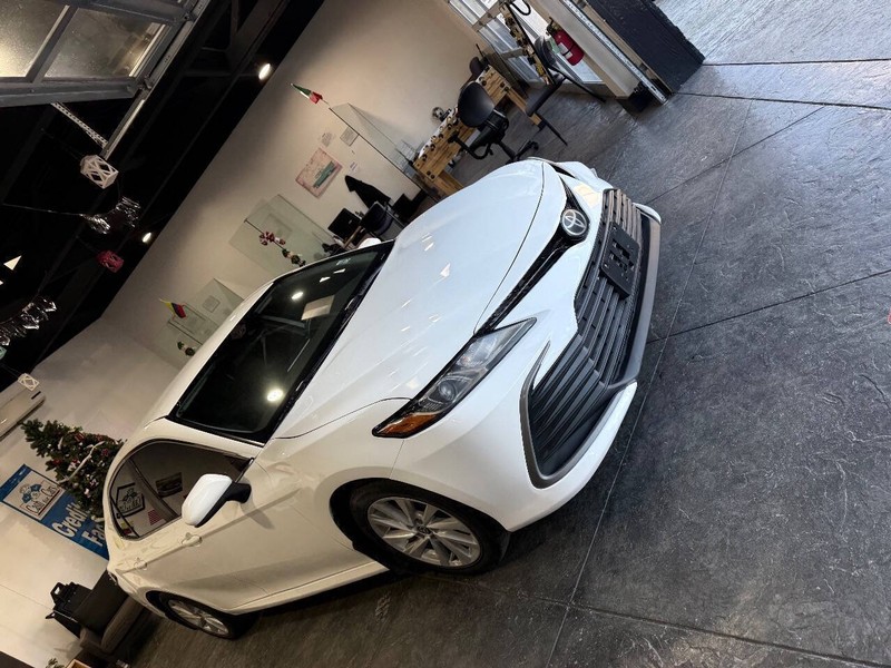 Toyota Camry Vehicle Full-screen Gallery Image 43