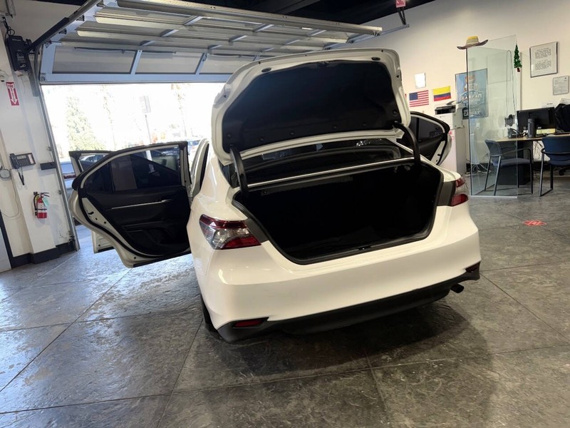 Toyota Camry Vehicle Full-screen Gallery Image 44