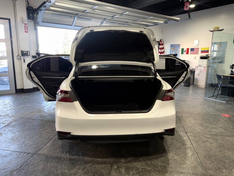 Toyota Camry Vehicle Full-screen Gallery Image 45