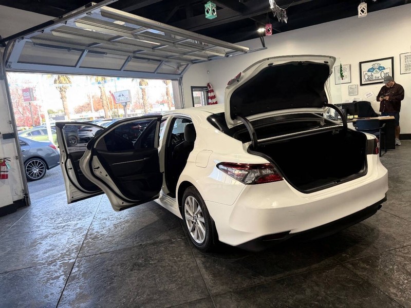 Toyota Camry Vehicle Full-screen Gallery Image 47