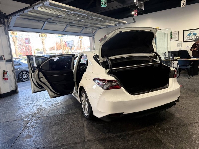 Toyota Camry Vehicle Full-screen Gallery Image 48