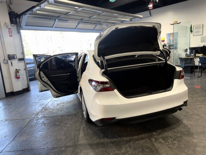 Toyota Camry Vehicle Full-screen Gallery Image 49