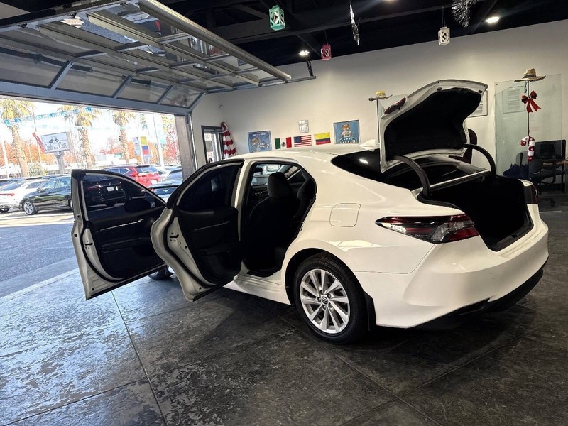 Toyota Camry Vehicle Full-screen Gallery Image 50