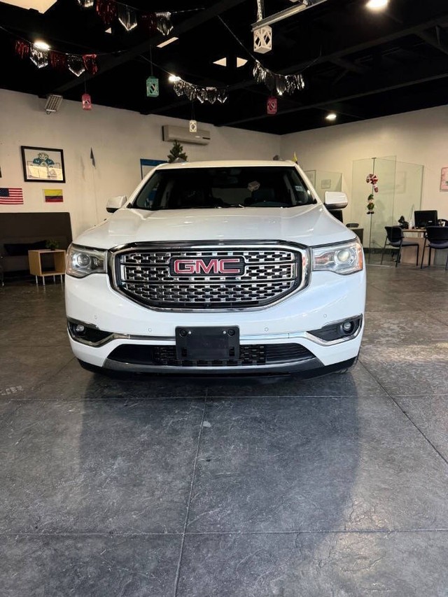 GMC Acadia Vehicle Full-screen Gallery Image 02