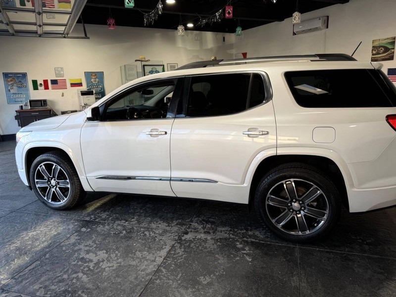 GMC Acadia Vehicle Full-screen Gallery Image 17