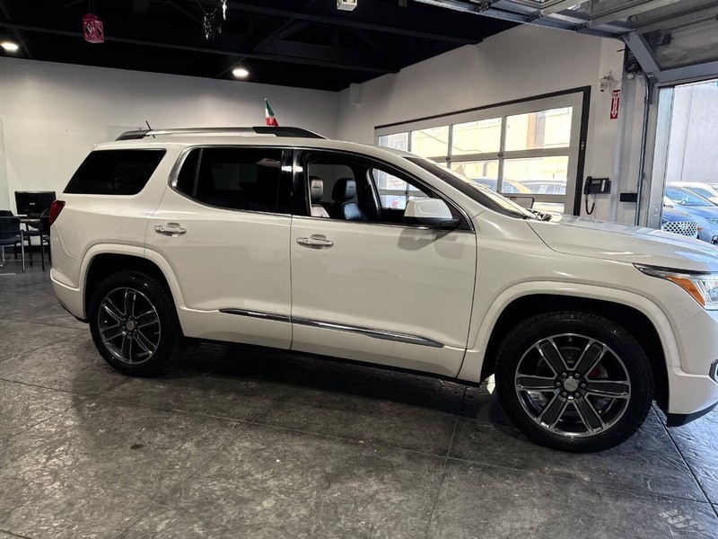 GMC Acadia Vehicle Full-screen Gallery Image 34