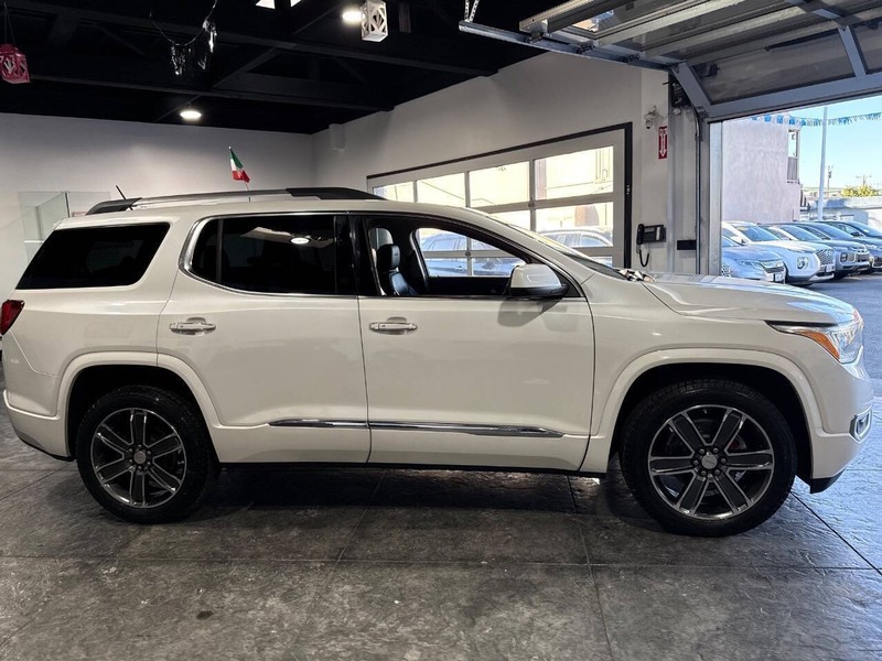 GMC Acadia Vehicle Full-screen Gallery Image 36