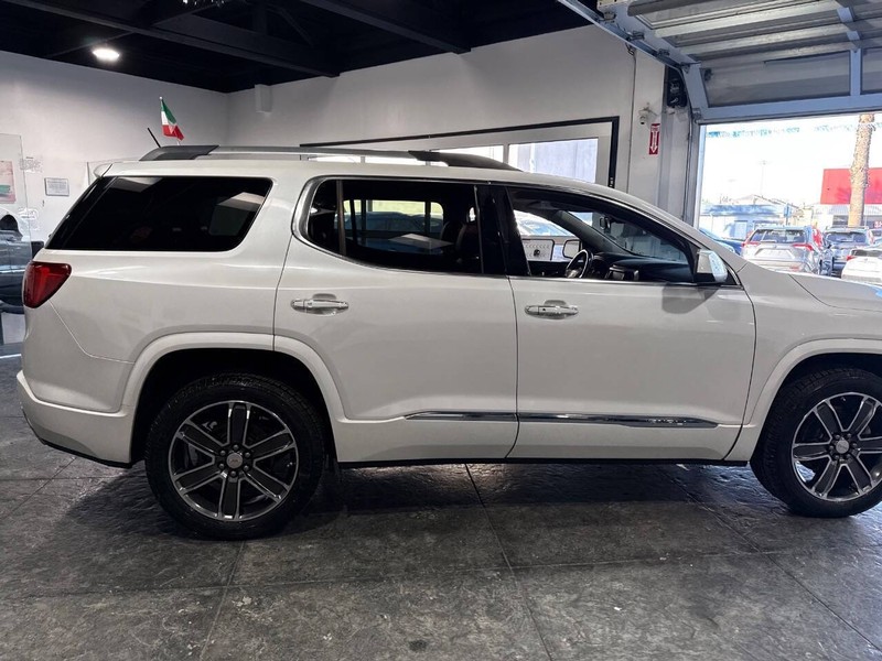 GMC Acadia Vehicle Full-screen Gallery Image 39