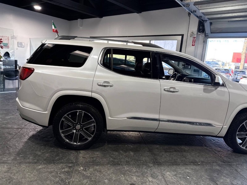 GMC Acadia Vehicle Full-screen Gallery Image 40