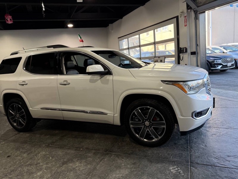 GMC Acadia Vehicle Full-screen Gallery Image 48