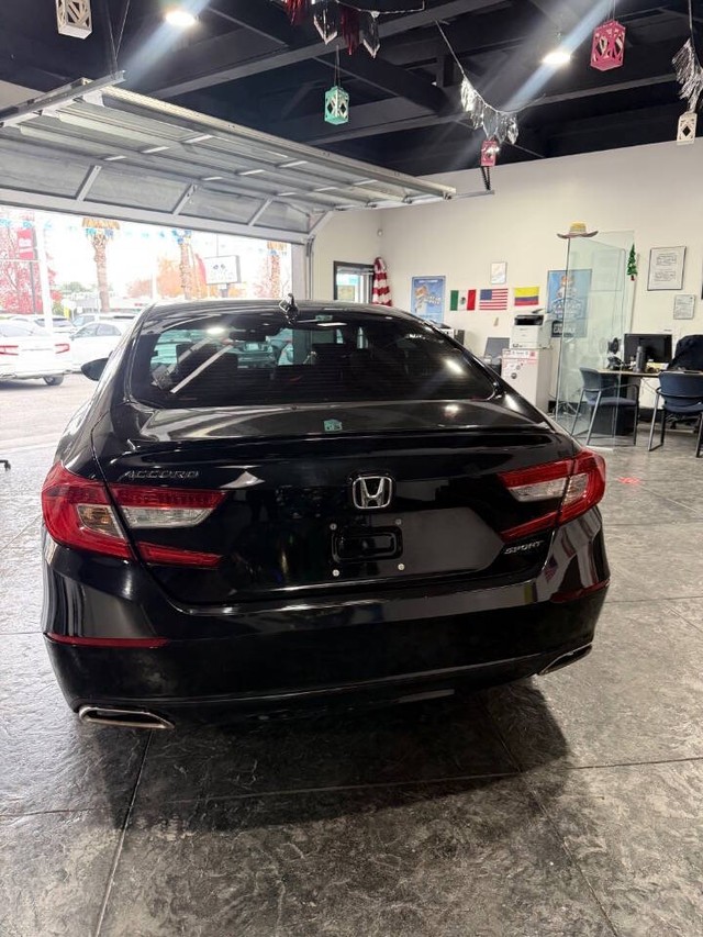 Honda Accord Sedan Vehicle Full-screen Gallery Image 28