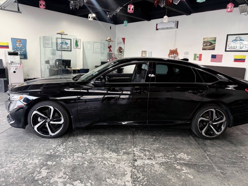 Honda Accord Sedan Vehicle Full-screen Gallery Image 13