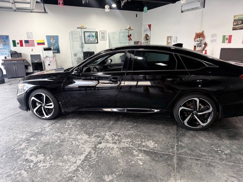 Honda Accord Sedan Vehicle Full-screen Gallery Image 16