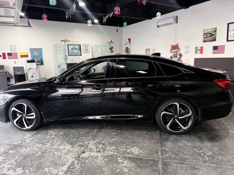 Honda Accord Sedan Vehicle Full-screen Gallery Image 17