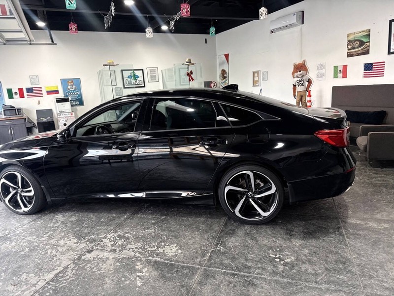 Honda Accord Sedan Vehicle Full-screen Gallery Image 23