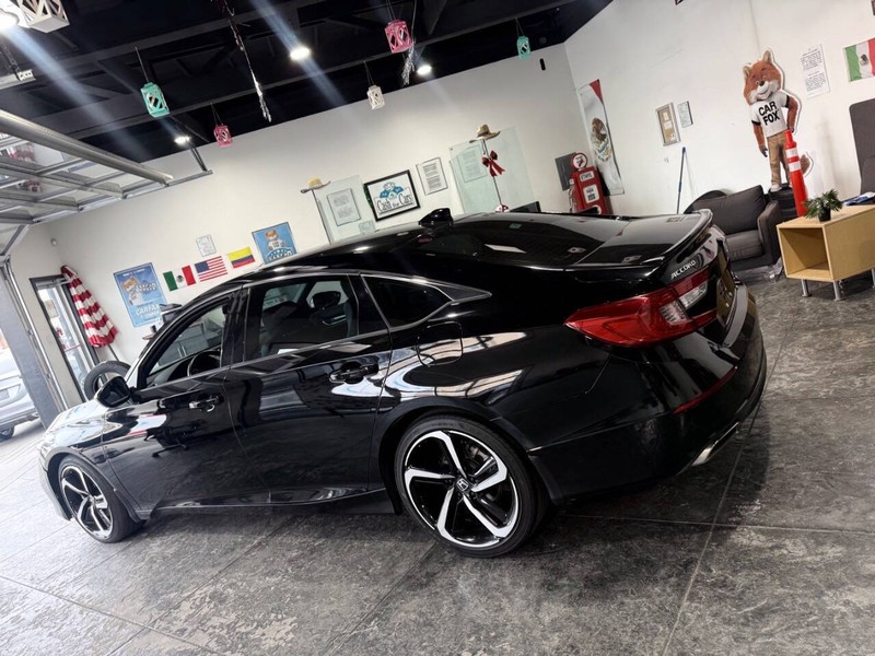 Honda Accord Sedan Vehicle Full-screen Gallery Image 25