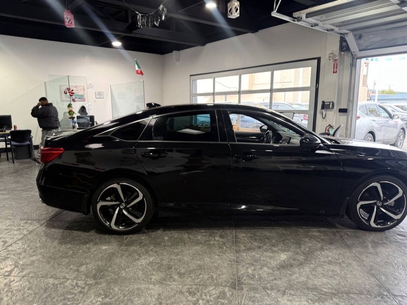 Honda Accord Sedan Vehicle Full-screen Gallery Image 33