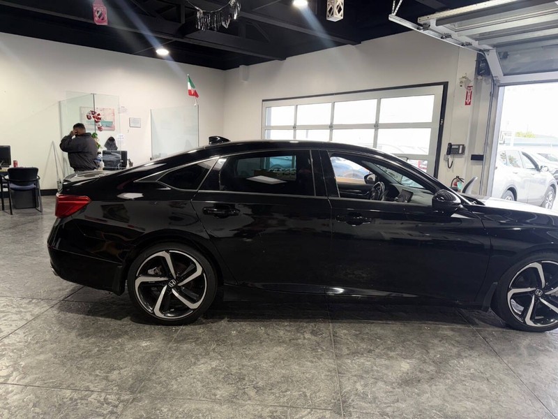 Honda Accord Sedan Vehicle Full-screen Gallery Image 34