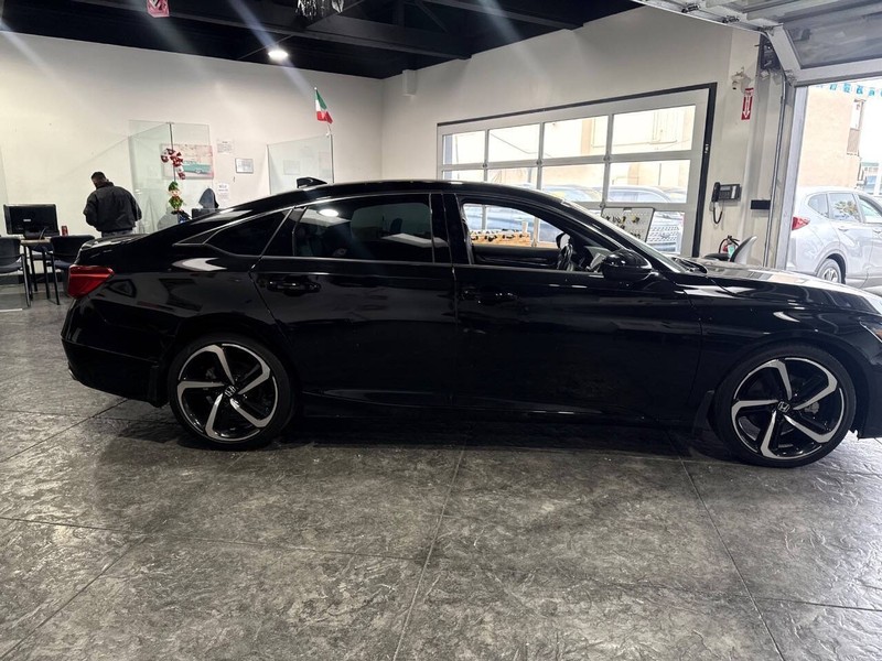 Honda Accord Sedan Vehicle Full-screen Gallery Image 36