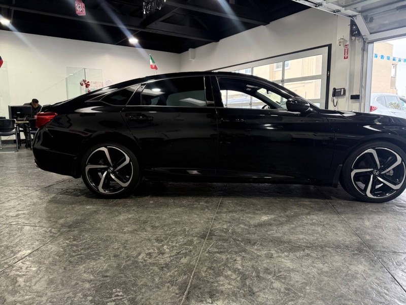 Honda Accord Sedan Vehicle Full-screen Gallery Image 40