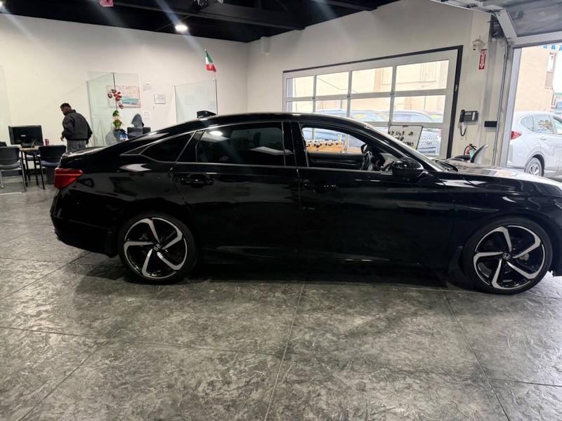 Honda Accord Sedan Vehicle Full-screen Gallery Image 41
