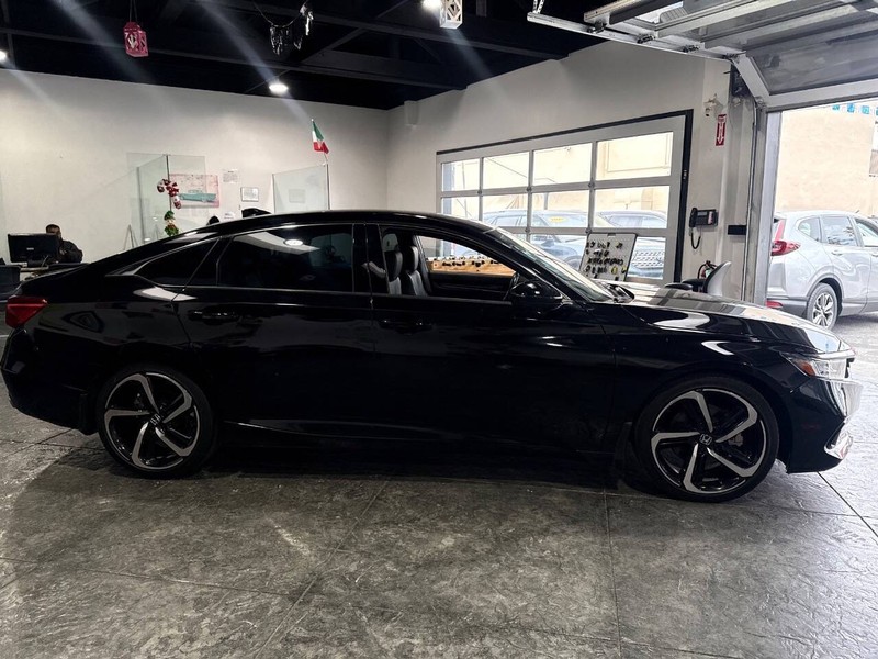 Honda Accord Sedan Vehicle Full-screen Gallery Image 42