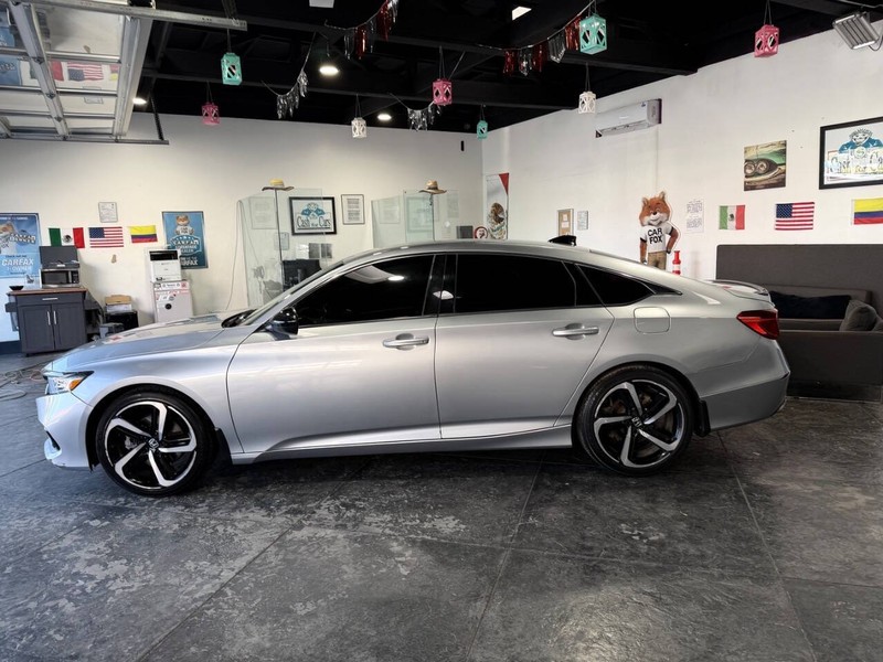 Honda Accord Sedan Vehicle Full-screen Gallery Image 17