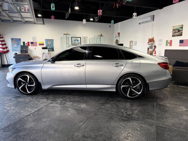 Honda Accord Sedan Vehicle Full-screen Gallery Image 23