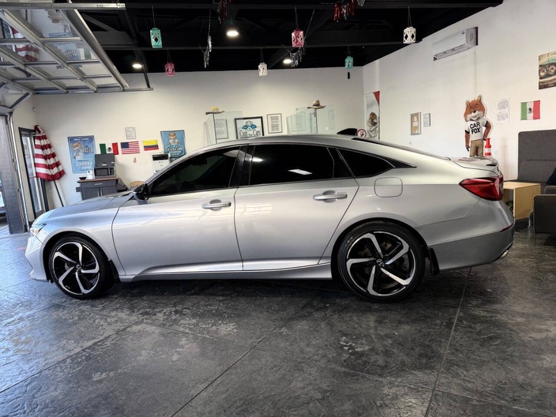 Honda Accord Sedan Vehicle Full-screen Gallery Image 26