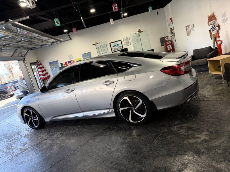 Honda Accord Sedan Vehicle Full-screen Gallery Image 28