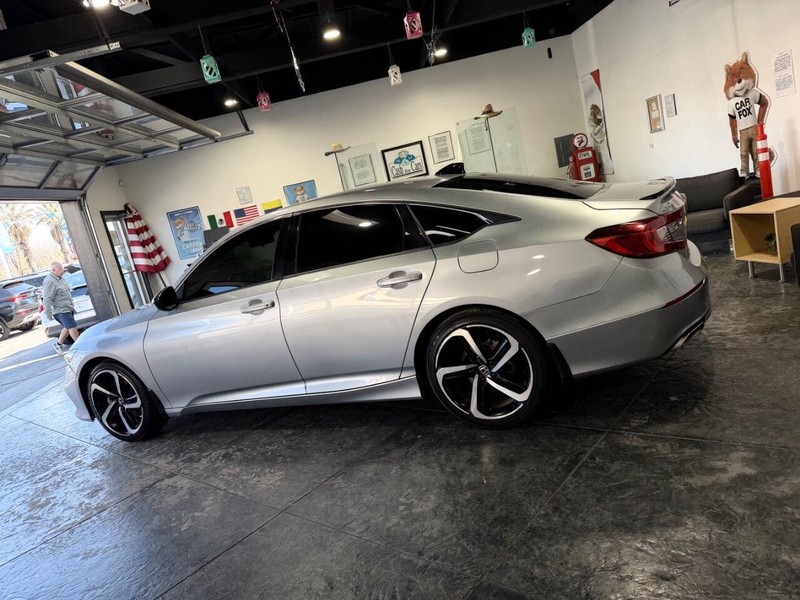 Honda Accord Sedan Vehicle Full-screen Gallery Image 29