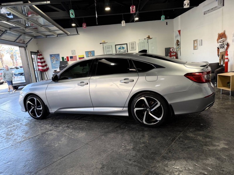 Honda Accord Sedan Vehicle Full-screen Gallery Image 30