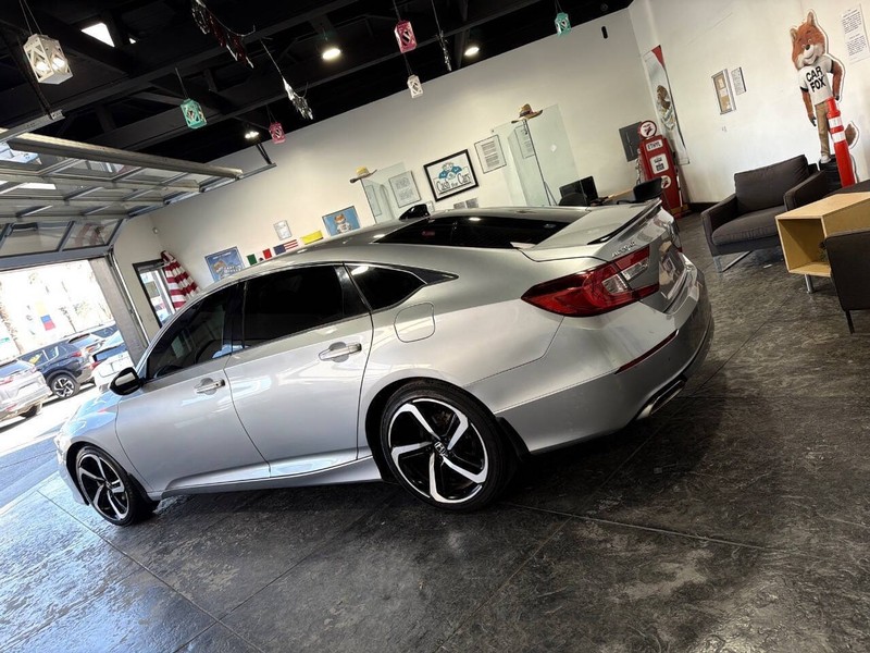 Honda Accord Sedan Vehicle Full-screen Gallery Image 31