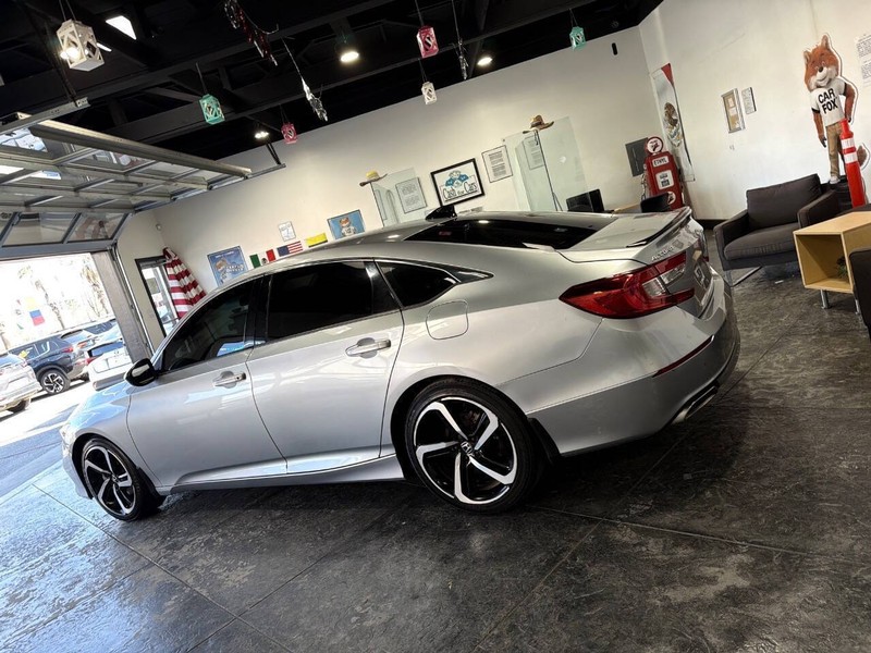 Honda Accord Sedan Vehicle Full-screen Gallery Image 32