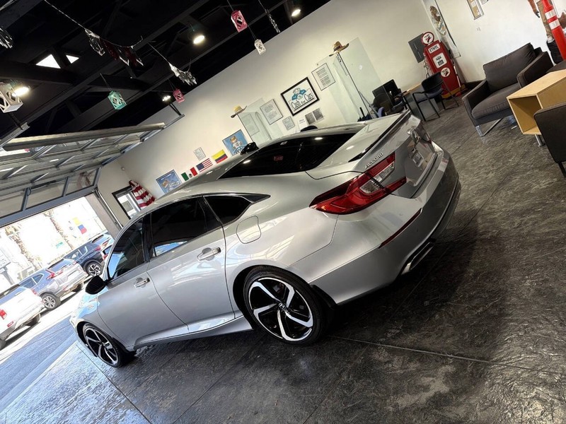 Honda Accord Sedan Vehicle Full-screen Gallery Image 35