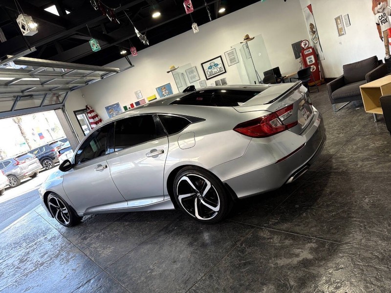 Honda Accord Sedan Vehicle Full-screen Gallery Image 36