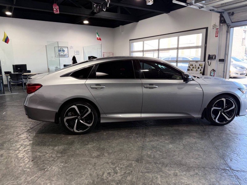 Honda Accord Sedan Vehicle Full-screen Gallery Image 43