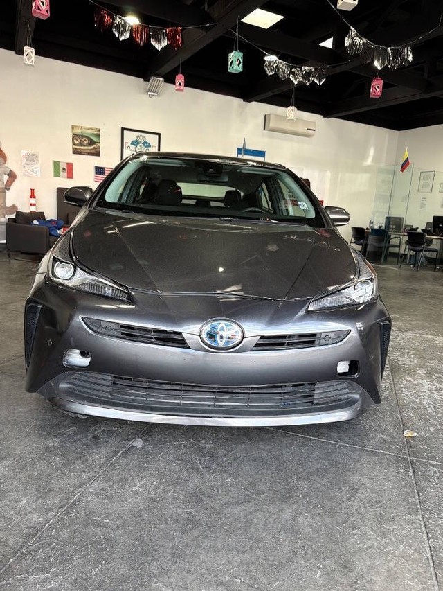Toyota Prius Vehicle Full-screen Gallery Image 04