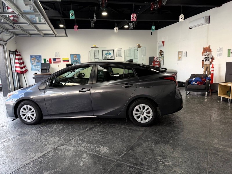 Toyota Prius Vehicle Full-screen Gallery Image 15